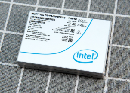 Intel P4420 7.68T U.2 SSDPE2NU076T801服務(wù)器存儲(chǔ)固態(tài)硬盤